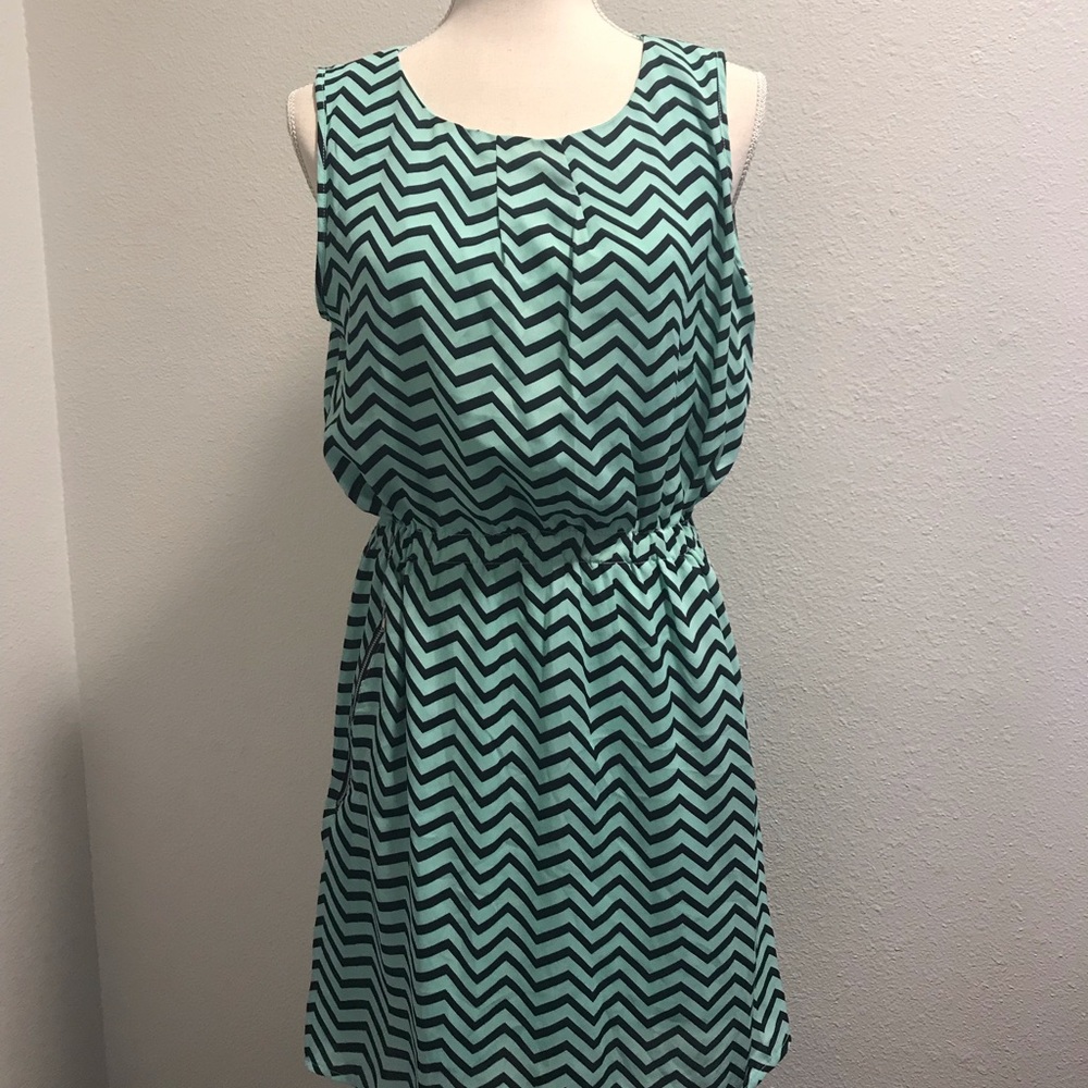Sleeveless turquoise & black dress w/pockets